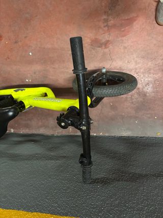 Bicicleta de equilibrio amarilla