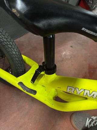 Bicicleta de equilibrio amarilla