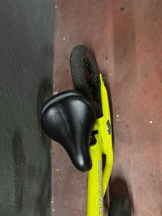 Bicicleta de equilibrio amarilla