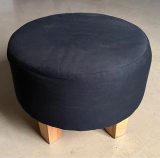 Pouf poggiapiedi nero tessuto e legno