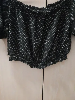 Camisa negra corta con lunares