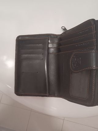 Monedero de piel negro y marrón