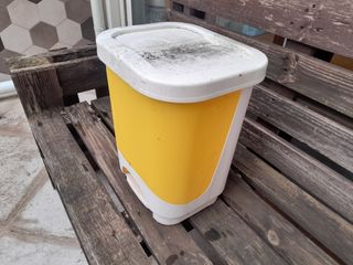 Bidone giallo con coperchio bianco