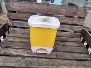 Bidone giallo con coperchio bianco