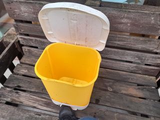 Bidone giallo con coperchio bianco