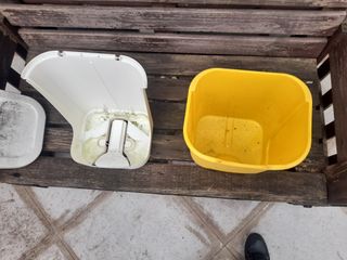 Bidone giallo con coperchio bianco