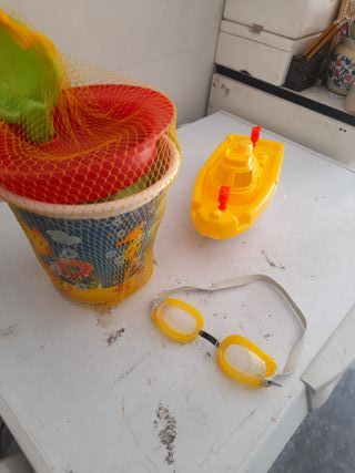 Barca Giocattolo Gialla e Secchiello Spiaggia