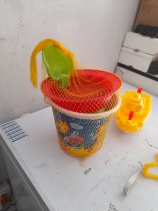 Barca Giocattolo Gialla e Secchiello Spiaggia