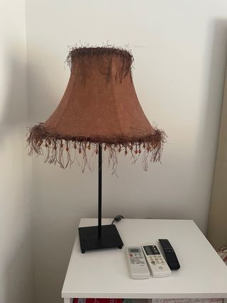 Lámpara marrón con flecos y cuentas