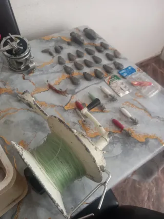 Carrete pesca y plomos tlf643330733
