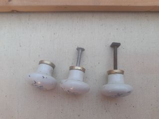 Pomelli ceramica bianchi con viti