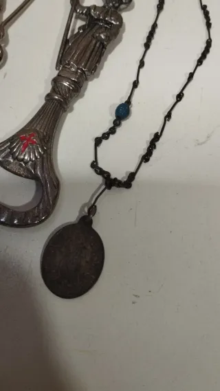 Lote de llaveros y medallas religiosas