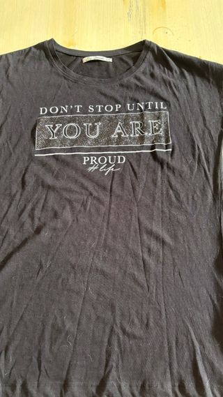 Camiseta negra con mensaje