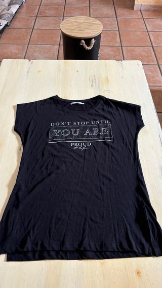 Camiseta negra con mensaje