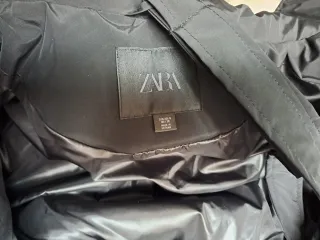 Abrigo plumífero largo Zara negro Talla S