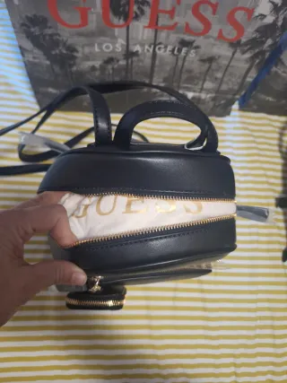 Mochila Guess Negra con Cartera