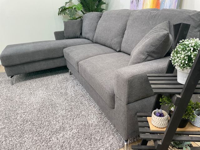 Elegante sofa chaise longue con patas metalicas