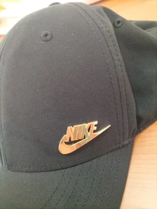 Gorra Nike Negra con Logo Dorado