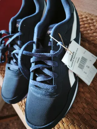 Reebok azul y blanco. Sin usar con etiqueta.