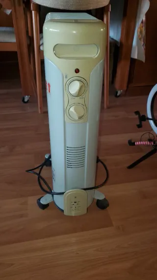 Radiador de aceite beige y gris.