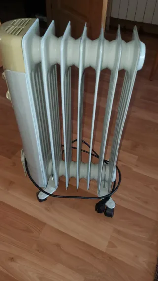 Radiador de aceite beige y gris.