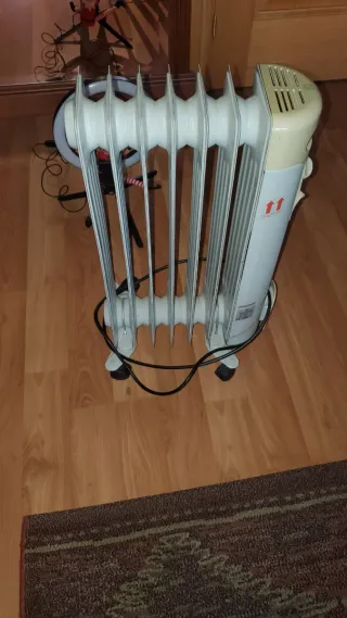 Radiador de aceite beige y gris.