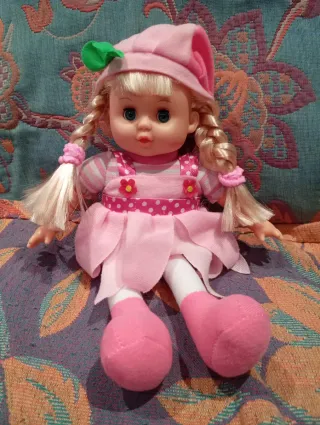 Muñeca de trapo rosa con vestido