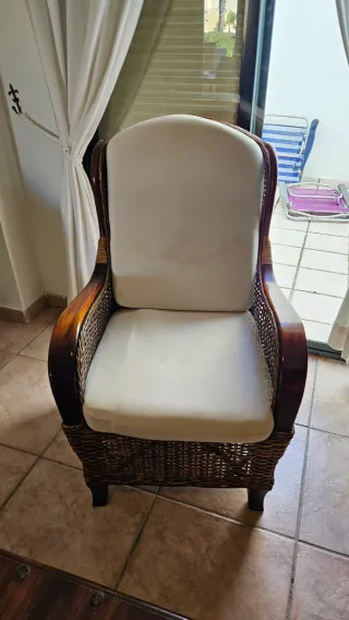 Sillón y butaca de mimbre con cojín beige,