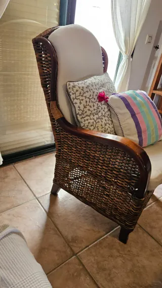 Sillón y butaca de mimbre con cojín beige,