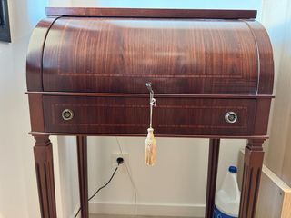 Escritorio retro de madera antiguo vintage