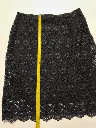 Falda negra con flores