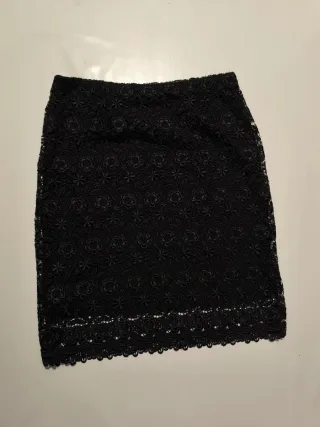 Falda negra con flores