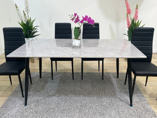 Conjunto de comedor con mesa efecto mármol y sillas en polipiel