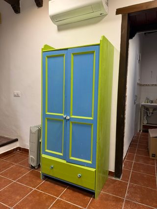 Armario de madera azul y verde