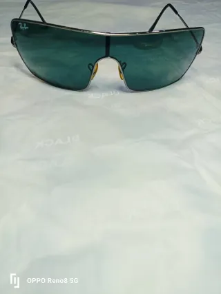 Occhiali da sole Ray-Ban neri e verdi