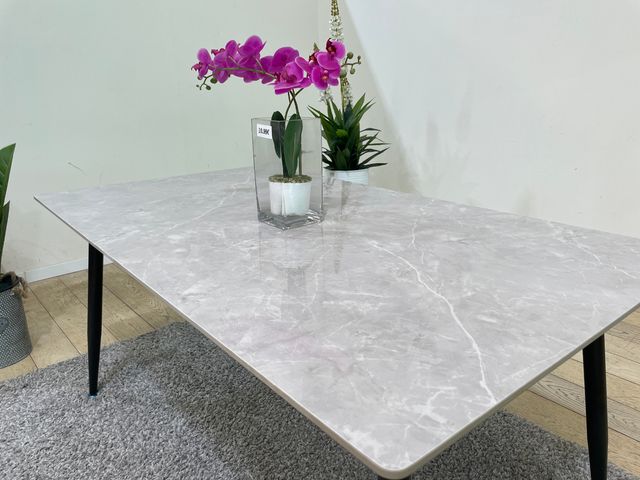 Mesa de Comedor de Cristal Templado con Efecto Mármol y Patas Metálicas