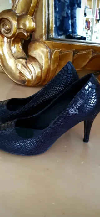 Zapatos de salón tacón aguja Refresh negros