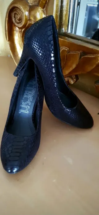 Zapatos de salón tacón aguja Refresh negros