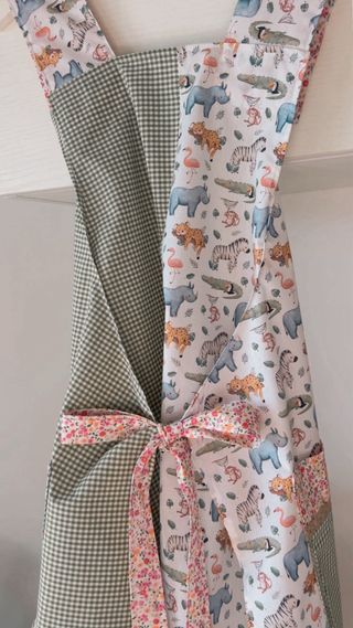 Batas infantiles con animales y cuadros