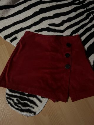 Falda pantalón roja con botones color burdeos