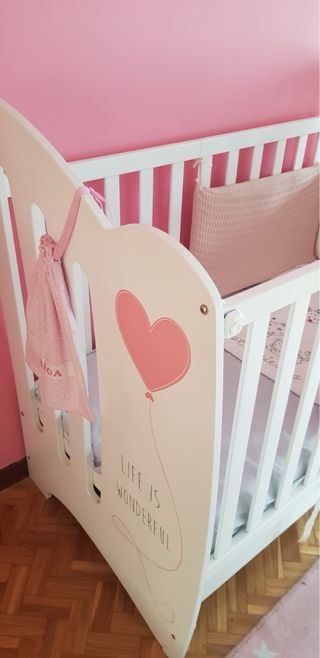 Cuna bebé blanca con diseño de corazón