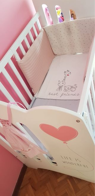 Cuna bebé blanca con diseño de corazón