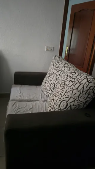 Sofá 2 plazas blanco y color marrón oscuro.