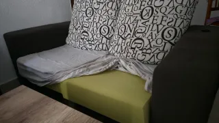 Sofá 2 plazas blanco y color marrón oscuro.