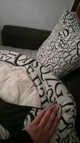 Sofá 2 plazas blanco y color marrón oscuro.