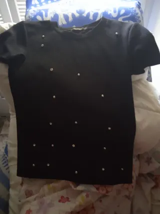 Camiseta Bershka negra con pedrería