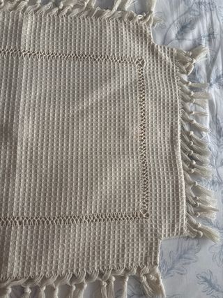 Funda de cojín beige con flecos