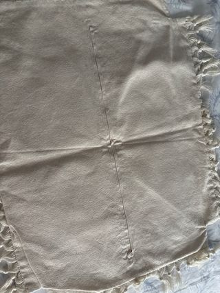 Funda de cojín beige con flecos
