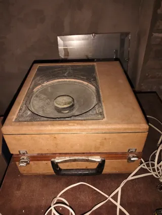 Tocadiscos antiguo beige y marrón