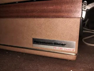 Tocadiscos antiguo beige y marrón